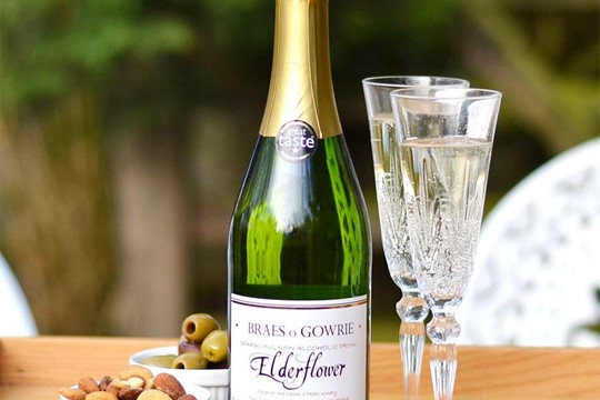 braes_o_gowrie_-_sparkling_elderflower_drink_supplied_by_the_british_hamper_company_ukp7-dj