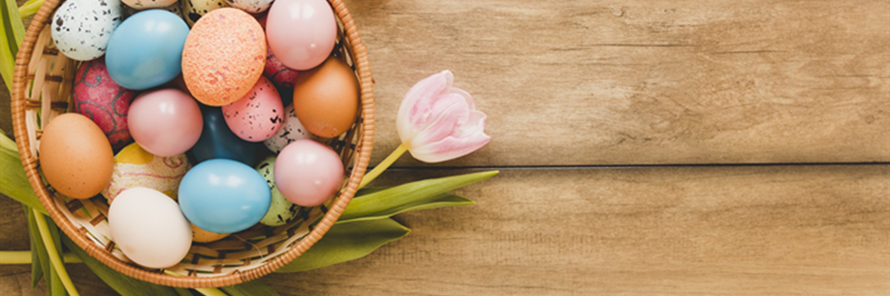 easter-eggs-decoration-wooden-background-easter-pink-tulips