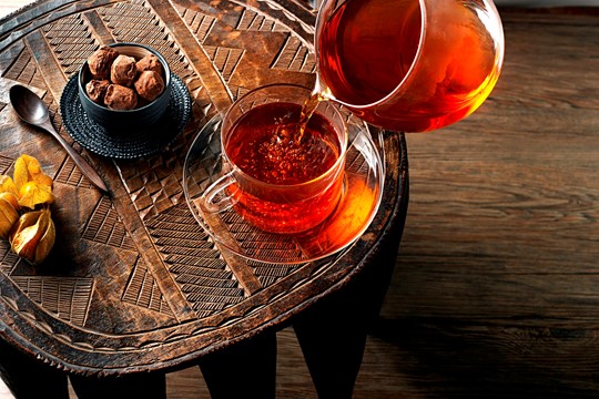 birchall_tea_lifestyle-organic_redbush_pour